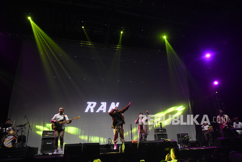 Grup band RAN tampil menghibur penonton pada Festival Sewindu Tulus di Istora Senayan, Jakarta, Jumat (1/11/2019). 