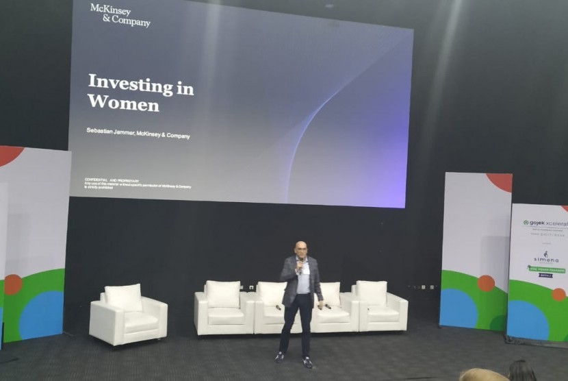 Associate Partner McKinsey & Company, Sebastian Jammer, saat presentasi di kantor Gojek, di Jakarta Selatan, Jumat (1/11).