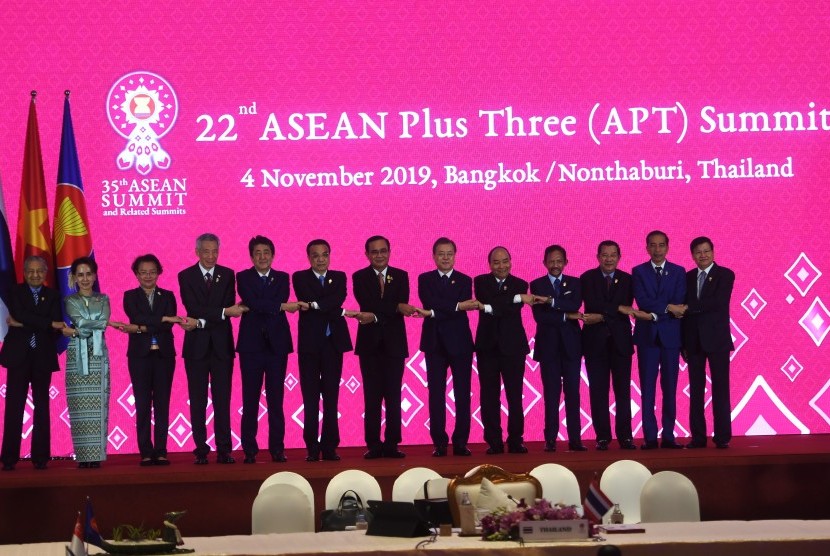 Presiden Joko Widodo (kedua kanan) mengikuti KTT ke-22 ASEAN Plus Three (APT) di Bangkok, Thailand, Senin (4/11/2019).