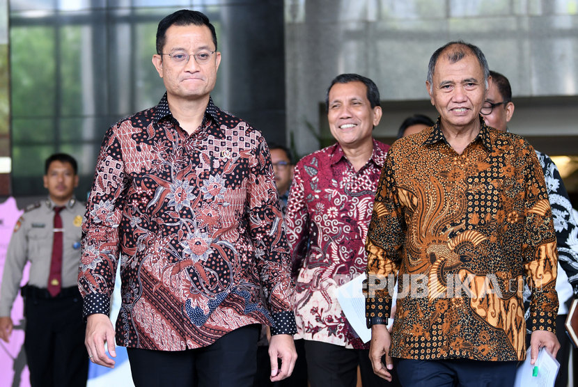 Menteri Sosial (Mensos) Juliari Batubara (kedua kiri) dan Ketua Komisi Pemberantasan Korupsi (KPK) Agus Rahardjo (kanan) berjalan usai melakukan pertemuan di Gedung KPK, Jakarta, Senin (4/11/2019). 