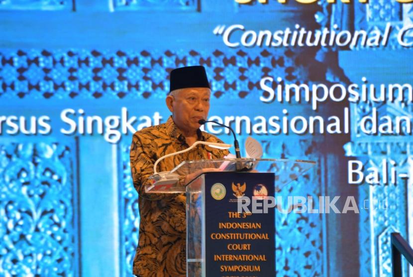 Wakil Presiden Ma'ruf Amin saat meresmikan pembukaan simposium internasional ke-3 Mahkamah Konstitusi, di Bali, Senin (4/11).