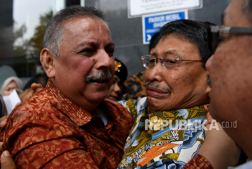Mantan Dirut PLN Sofyan Basir (kiri) meluapkan kegembiraan bersama kerabat usai diputus bebas di Pengadilan Tipikor, Jakarta, Senin (4/11/2019).
