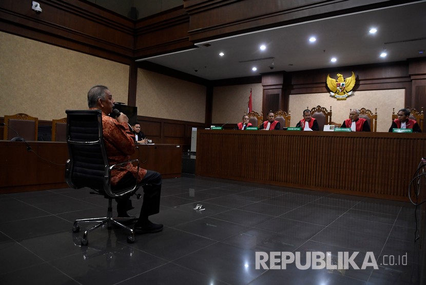 Mantan Dirut PLN Sofyan Basir menyampaikan tanggapan atas putusan terhadap dirinya di Pengadilan Tipikor, Jakarta, Senin (4/11/2019).