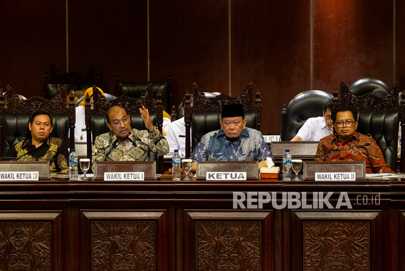 Ketua DPD La Nyalla Mattalitti (kedua kanan) didampingi Wakil Ketua DPD Nono Sampono (kedua kiri), Sultan Bachtiar Najamudin (kiri) dan Mahyudin (kanan) saat memimpin Sidang Paripurna Luar Biasa DPD ke-1 di gedung Nusantara V, Kompleks Parlemen, Senayan, Jakarta, Senin (4/11/2019).