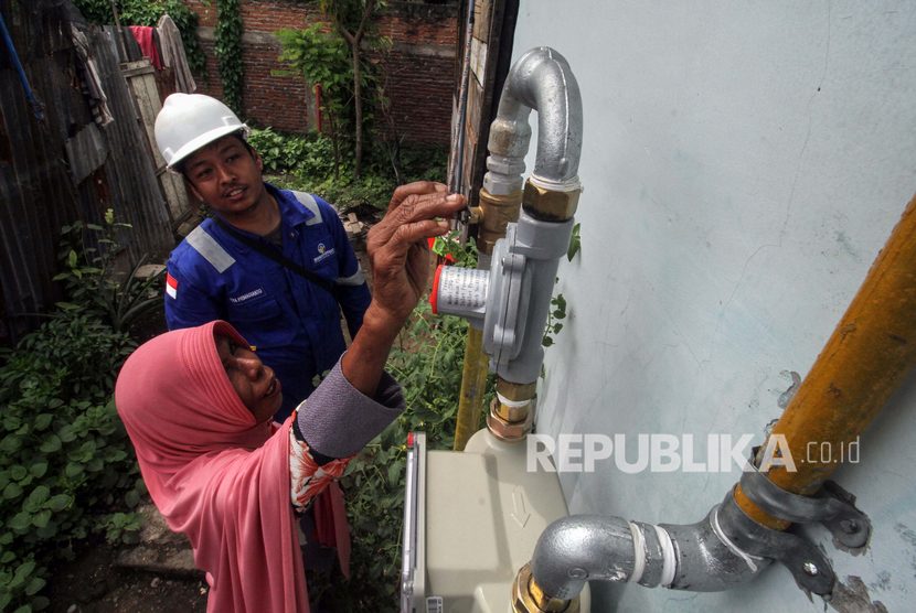 Pemerintah bangun 6.952 jargas rumah tangga di Karawang. Foto warga diawasi petugas, membuka kran meteran jargas rumah tangga, (ilustrasi).