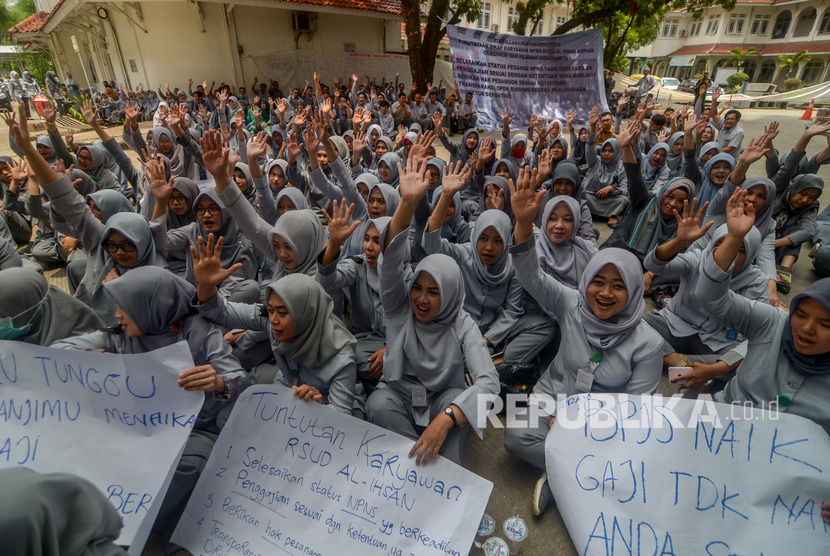 Ratusan karyawan RSUD Al Ihsan yang terdiri dari dokter, perawat dan staf melakukan aksi di kompleks RSUD Al Ihsan, Kabupaten Bandung, Jawa Barat, Senin (4/11/2019). 