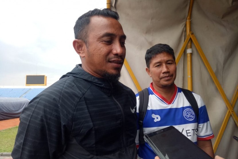 Mantan pemain sepak bola, Firman Utina, di Stadion Si Jalak Harupat, Kabupaten Bandung, belum lama ini. Firman Utina, memprediksi Indonesia menang dengan skor 1-0 atas Vietnam di Piala AFF 2020, Rabu (15/12) malam ini.  
