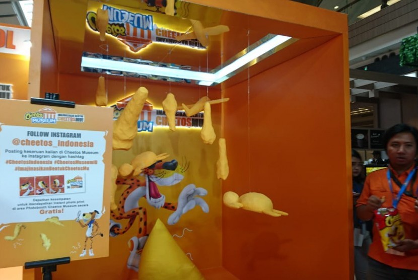 Pembukaan Museum Pop-up Cheetos di Kota Kasablanka, Jakarta Selatan, Selasa (5/11). 