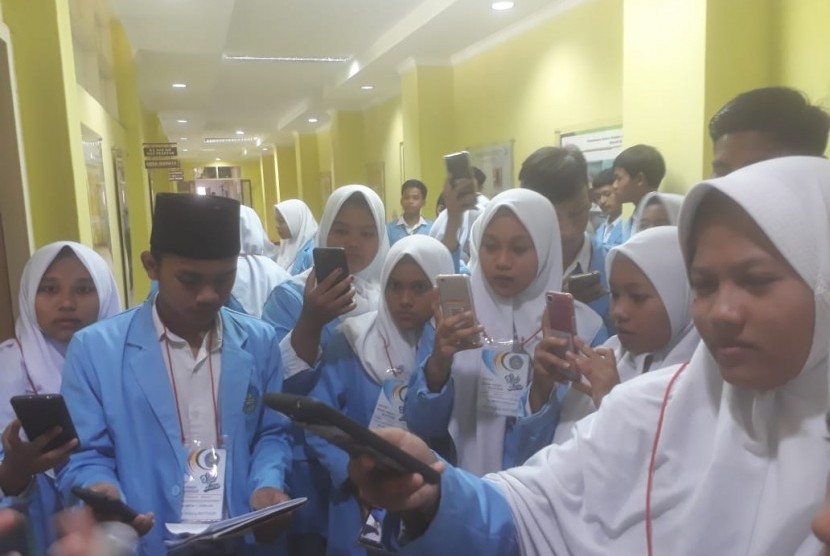 Puluhan siswa SMA Darul Muttaqin, Kabupaten Bekasi berkunjung ke Badan Tenaga Nuklir Nasional (Batan) Bandung, Selasa (5/11). Kini Batan membuka diri sebagai destinasi wisata nuklir di Kota Bandung.