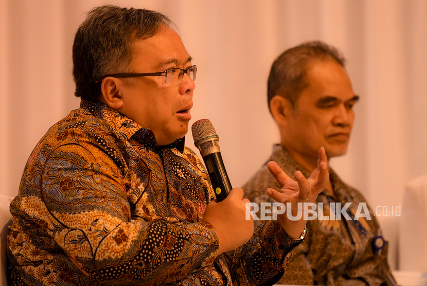 Menteri Riset Teknologi dan Kepala Badan Riset Inovasi Nasional Bambang Brodjonegoro (kiri).