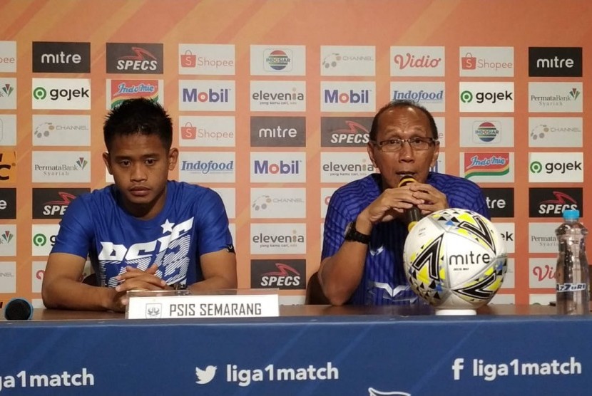 Pemain PSIS Semarang, Fredyan Wahyu (kiri) dan pelatih PSIS Bambang Nurdiansyah (kanan) di Graha Persib, Jalan Sulanjana Kota Bandung, Selasa (5/11).