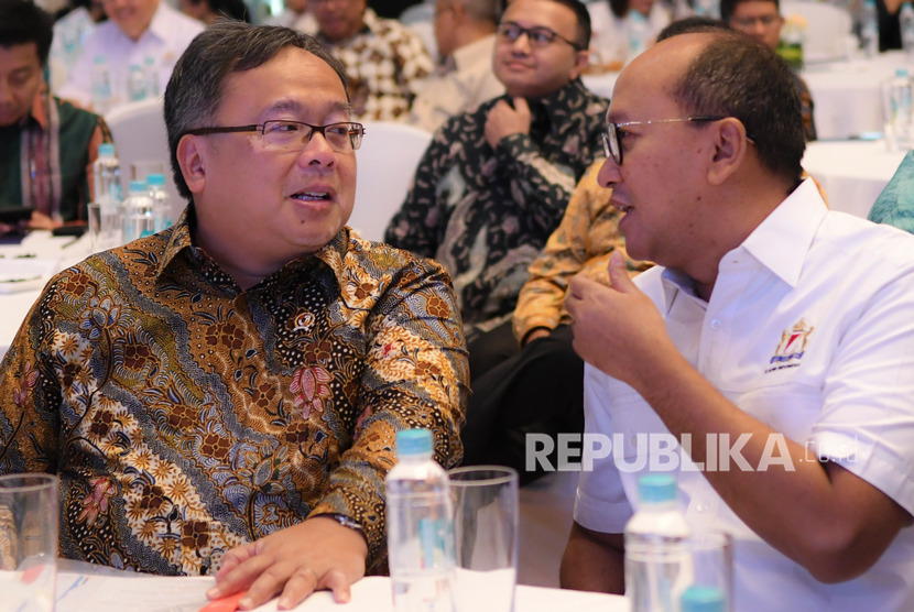 Menteri Riset Teknologi dan Kepala Badan Riset Inovasi Nasional Bambang Brodjonegoro (kiri).