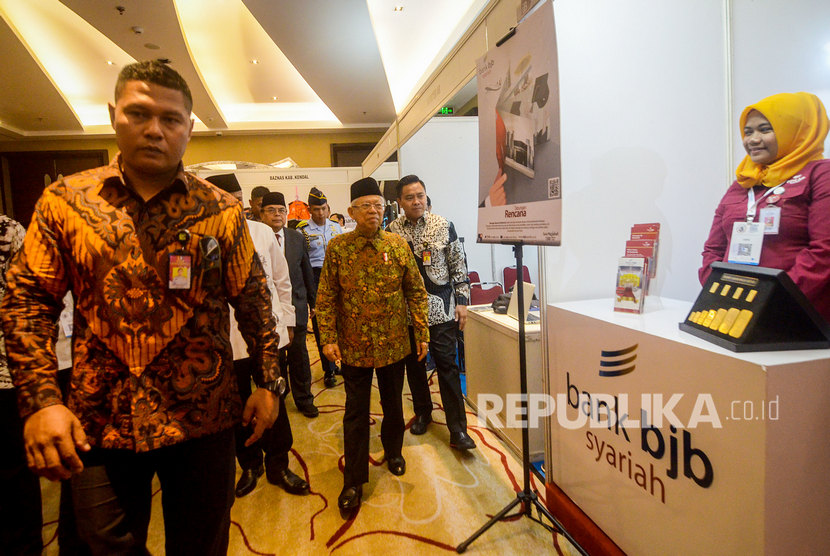 Wakil Presiden Ma'ruf Amin (tengah) mengunjungi gerai perbankan saat pembukaan World Zakat Forum di Bandung, Jawa Barat, Selasa (5/11/2019).