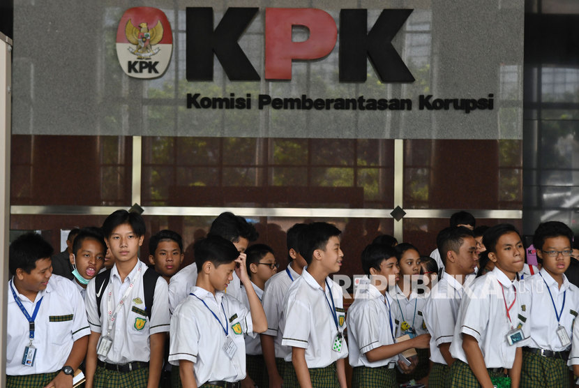 Sejumlah siswa SMP mengunjungi gedung Komisi Pemberantasan Korupsi (KPK) di Jakarta, Selasa (5/11/2019). K