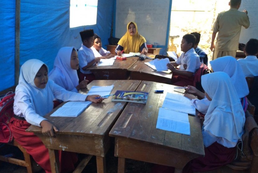 Kegiatan belajar mengajara siswa di Desa Kadupadak, Kecamatan Tambaksari, Kabupaten Ciamis. (ilustrasi)