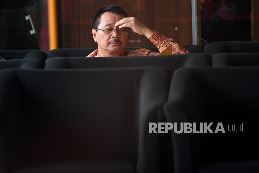 Mantan Managing Director Pertamina Energy Service Pte. Ltd. (PES) yang juga mantan Dirut Pertamina Energy Trading (PETRAL) Bambang Irianto menunggu giliran diperiksa di gedung Komisi Pemberantasan Korupsi (KPK), Jakarta, Selasa (5/11/2019).