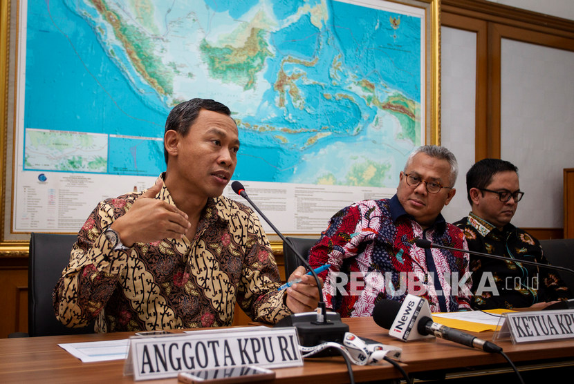Komisioner KPU Pramono Ubaid (kiri) bersama Ketua KPU Arief Budiman (tengah) dan Komisioner KPU Viryan Aziz (kanan) menyampaikan keterangan pers tentang perkembangan persiapan Pemilihan Kepala Daerah serentak 2020 di gedung KPU, Jakarta, Selasa (5/11/2019).