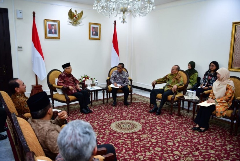 Wakil Presiden Ma'ruf Amin saat menerima kehadiran  Ketua Komisi Yudisial (KY) Jaja Ahmad Jayus, Wakil Ketua KY Maradaman Harahap, dan jajaran di Kantor Wakil Presiden, Jakarta, Rabu (6/11).