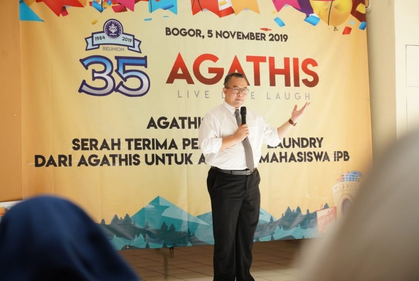 Rektor IPB University, Prof Arif Satria memberikan sambutan dalam acara serah terima bantuan sistem laundry dari Agathis untuk Asrama Putri IPB University. 