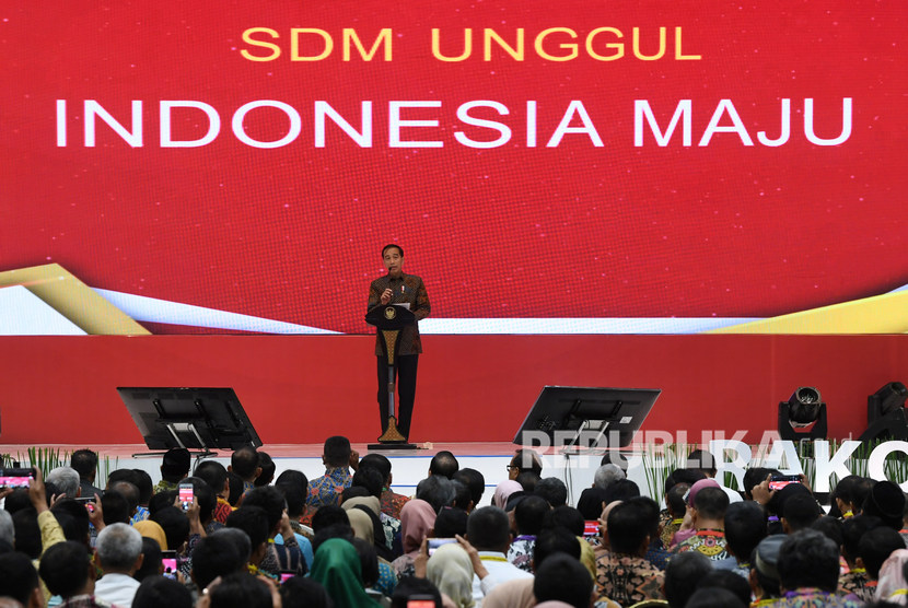 Presiden Joko Widodo memberikan sambutan saat membuka Rapat Koordinasi Nasional (Rakornas) Pengadaan Barang/Jasa Pemerintah Tahun 2019 di Jakarta Convention Center, Jakarta, Rabu (6/11/2019). 