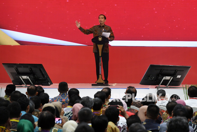 Presiden Joko Widodo memberikan sambutan saat membuka Rapat Koordinasi Nasional (Rakornas) Pengadaan Barang/Jasa Pemerintah Tahun 2019 di Jakarta Convention Center, Jakarta, Rabu (6/11/2019).