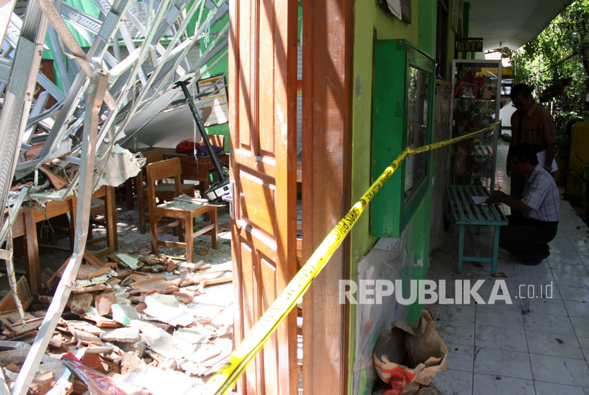 Petugas dari Kementerian Pekerjaan Umum Perumahan Rakyat (PUPR) mengecek Sekolah Dasar (SD) Negeri Gentong yang ambruk di Kecamatan Gadingrejo, Pasuruan, Jawa Timur, Rabu (6/11/2019).