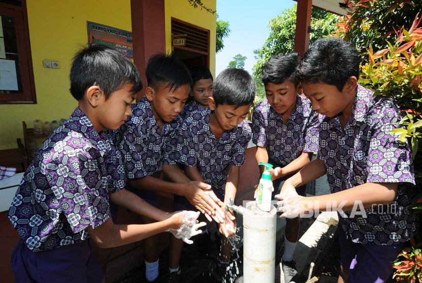 Sejumlah siswa mencuci tangan saat edukasi kebersihan tangan di SD Negeri 2 Sumowono, Getasan, Kabupaten Semarang, Rabu (6/11/2019).