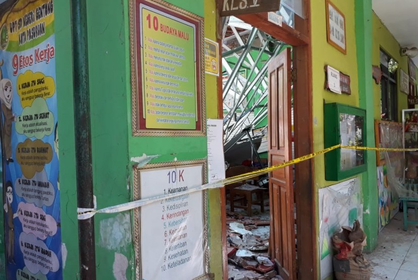 Keadaan ruangan kelas yang ambruk di SDN Gentong Kota Pasuruan, Rabu (6/11). 