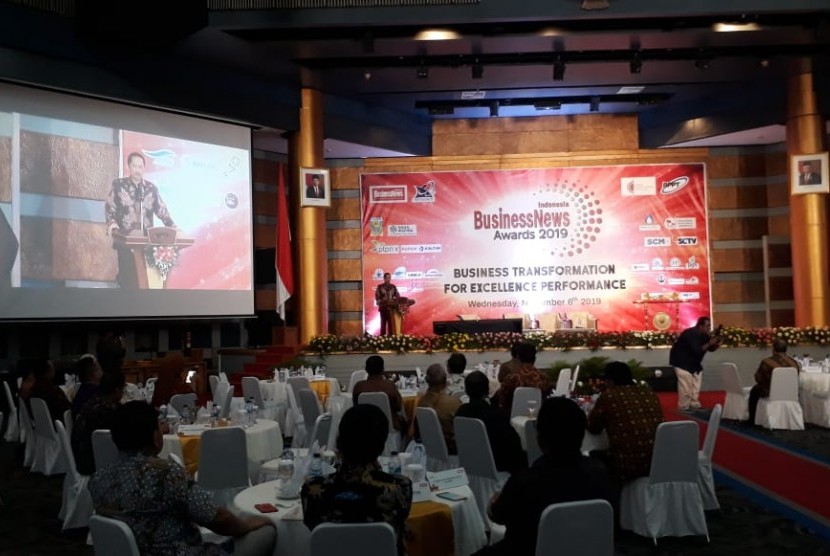 Ketua Pelaksana Indonesia BusinessNews Award (IBA) 2019 Irnanda Laksanawan memberikan sambutan di hadapan perwakilan perusahaan di Jakarta, Rabu (6/11). Penghargaan diberikan pada 36 perusahaan dan 1 kementerian yang mampu menghadapi tantangan. 