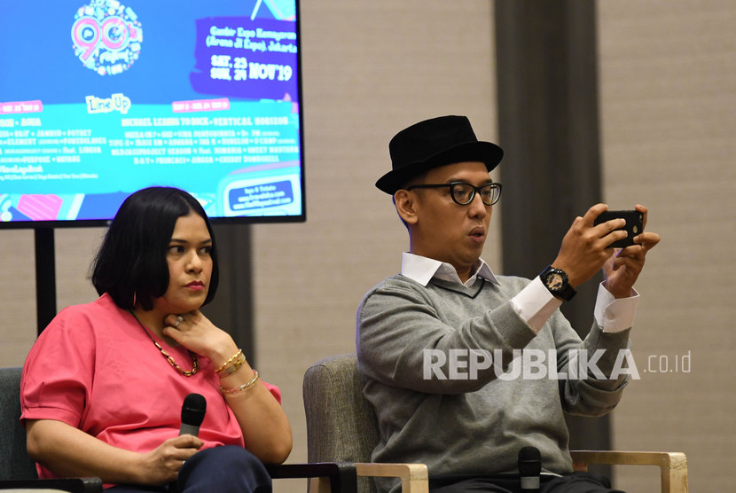 Dua personel grup Tofu, Fla (kiri) dan Anton menghadiri acara keterangan pers menjelang acara musik 'The 90's Festival' di Jakarta, Rabu (6/11/2019). 