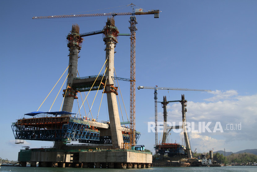 Suasana proyek pembangunan Jembatan Teluk Kendari di Kendari, Sulawesi Tenggara, Rabu (6/11/2019). 