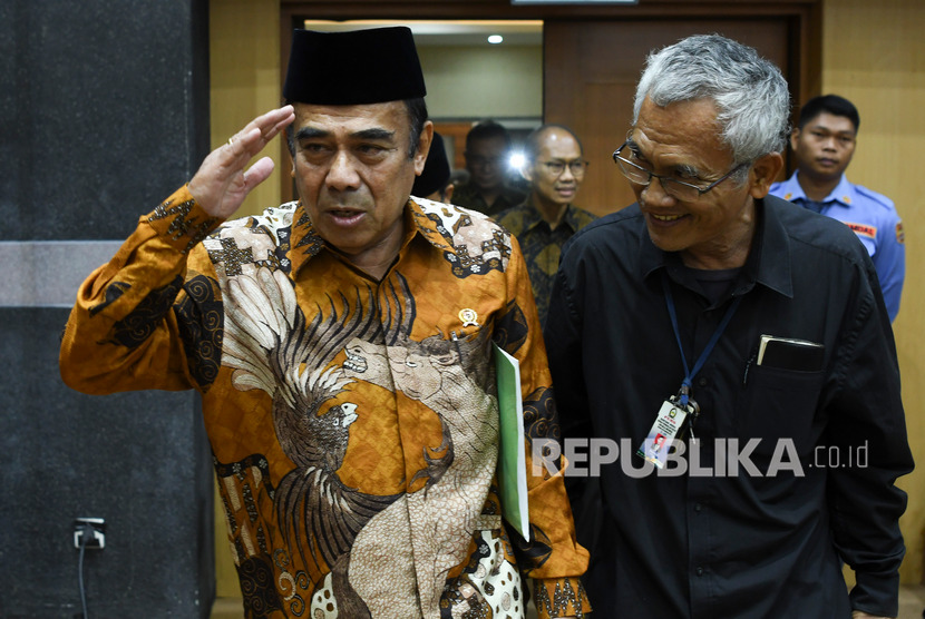 Menteri Agama Fachrul Razi (kiri) bersiap mengikuti rapat kerja dengan Komisi VIII DPR di Kompleks Parlemen, Senayan, Jakarta, Kamis (7/11/2019). 