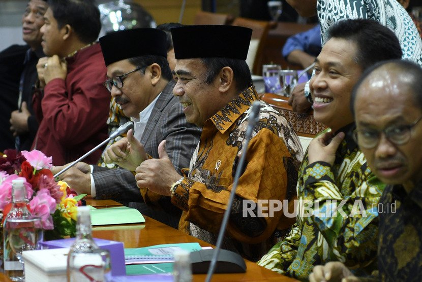Menteri Agama Fachrul Razi (tengah) mengikuti rapat kerja dengan Komisi VIII DPR di Kompleks Parlemen, Senayan, Jakarta, Kamis (7/11/2019).