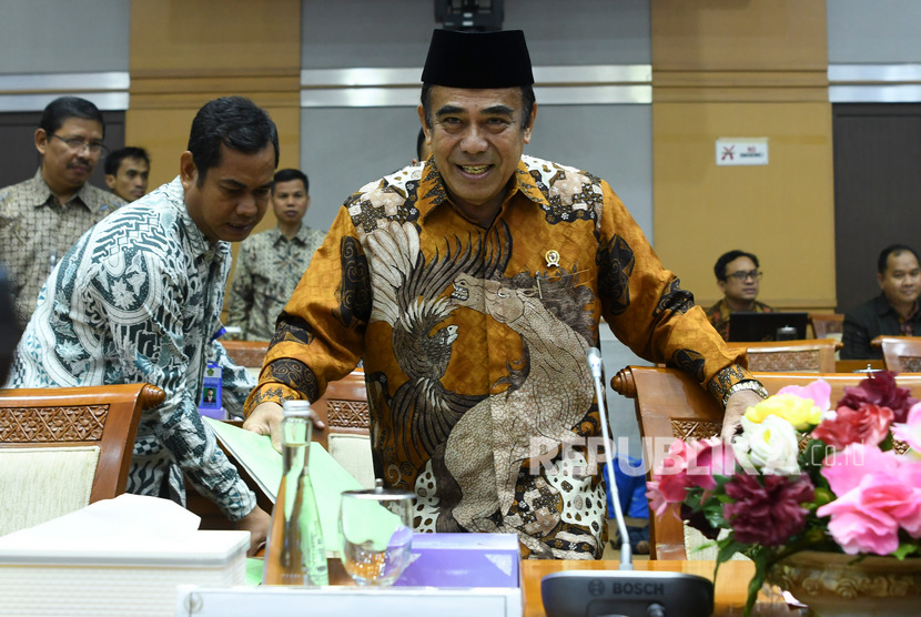 Menteri Agama Fachrul Razi (kanan) bersiap mengikuti rapat kerja dengan Komisi VIII DPR di Kompleks Parlemen, Senayan, Jakarta, Kamis (7/11/2019).