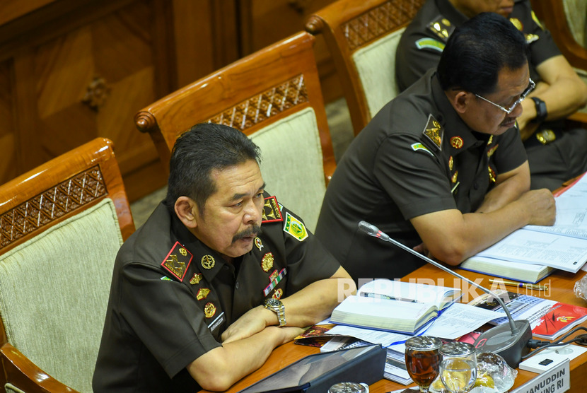 Jaksa Agung ST Burhanuddin (kiri) mengikuti rapat kerja dengan Komisi III DPR di Kompleks Parlemen, Senayan, Jakarta, Kamis (7/11/2019).