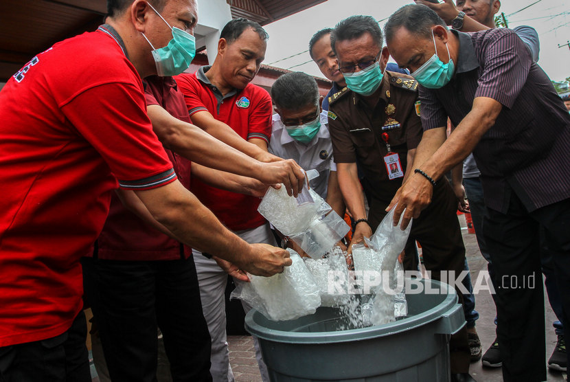 Petugas Kepolisian Resnarkoba Polda Riau memasukkan sabu kedalam wadah pemusnah (ilustrrasi)