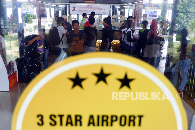 Sejumlah calon penumpang Sriwijaya Air melakukan protes kepada petugas karena penerbangan mereka ditunda hingga berjam-jam, di Terminal 2D, Bandara Soekarno - Hatta, Tangerang, Banten, Kamis (7/11/2019).