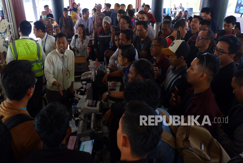Sejumlah calon penumpang Sriwijaya Air melakukan protes kepada petugas karena penerbangan mereka ditunda hingga berjam-jam, di Terminal 2D, Bandara Soekarno - Hatta, Tangerang, Banten, Kamis (7/11/2019). 