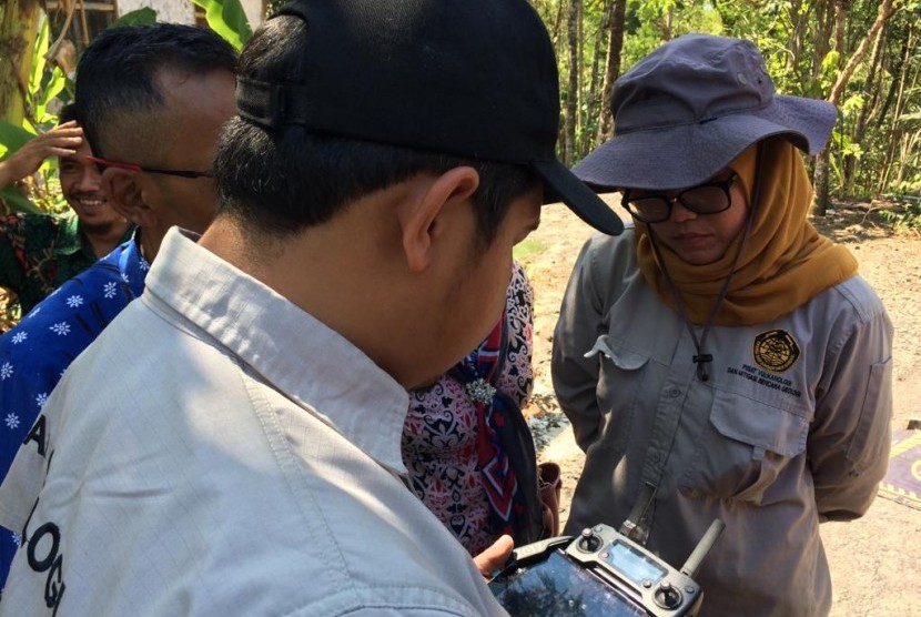 Semburan gas di Desa Sebot melebihi ambang batas normal. Foto: PVMBG melakukan pemeriksaan kondisi geologi di Desa Kadupandak, Kecamatan Tambaksari, Kabupaten Ciamis, Kamis (7/11). 