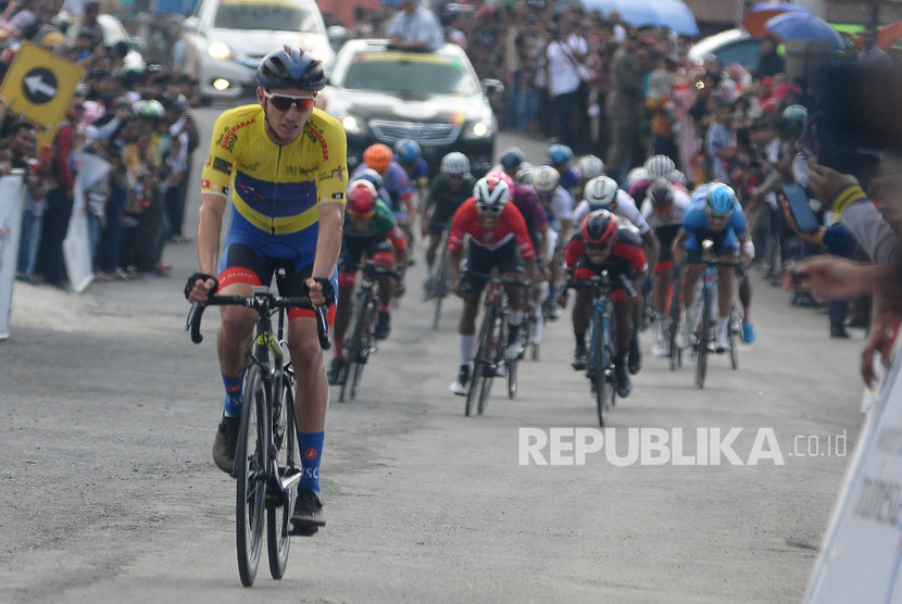 Sejumlah pembalap beradu cepat pada etape keenam Tour de Singkarak (TdS) 2019 di Solok Selatan, Sumatera Barat, Kamis (7/11/2019). 