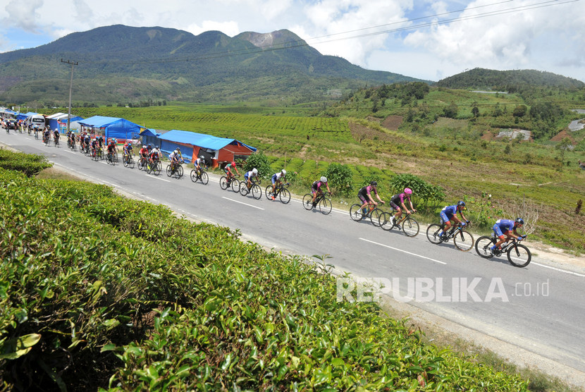 Sejumlah pembalap beradu cepat pada etape keenam Tour de Singkarak (TdS) 2019 di Kabupaten Solok, Sumatera Barat, Kamis (7/11/2019).