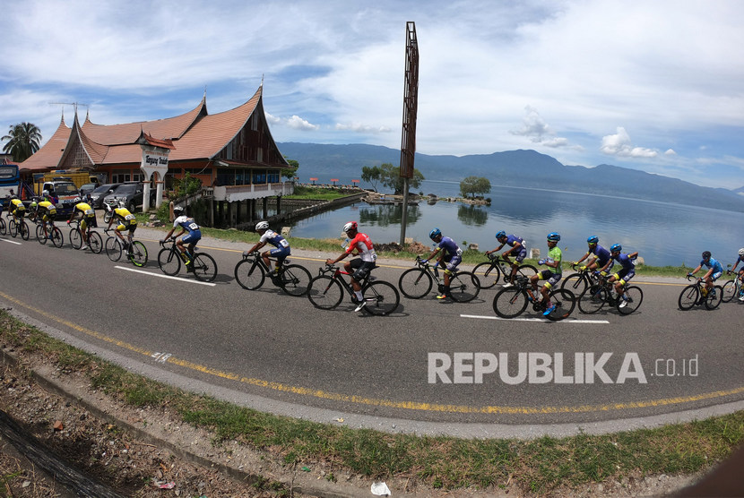 Sejumlah pembalap beradu cepat pada etape keenam Tour de Singkarak (TdS) 2019 di Kabupaten Solok, Sumatera Barat, Kamis (7/11/2019). 