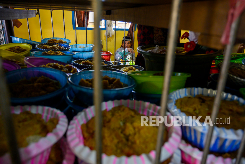 Warga membaca zikir saat kenduri dengan sajian aneka makanan pada perayaan Maulid di Palu, Sulawesi Tengah, Kamis (7/11/2019).