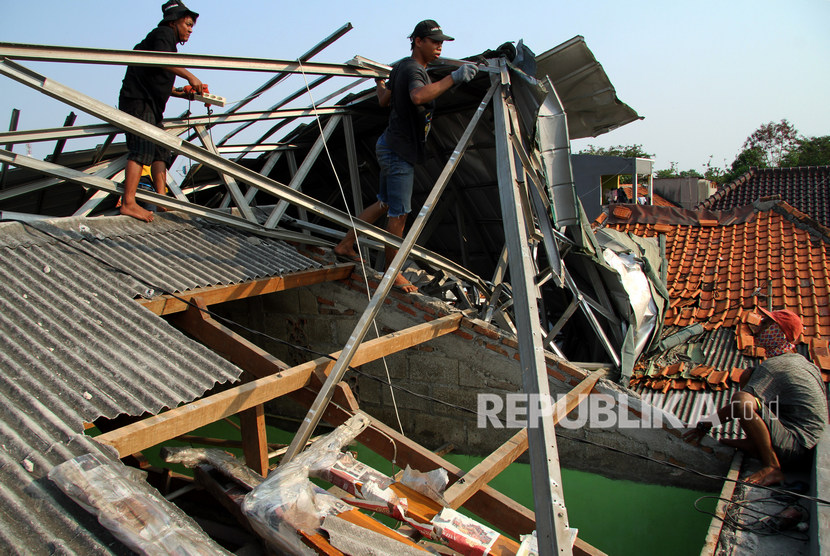 Rumah yang rusak karena angin kencang (ilustrasi). Sebanyak 100 rumah rusak di Kupang akibat angin kencang.