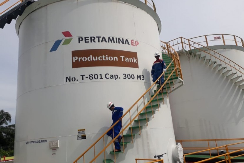 Pertamina's workers are walking down in the Pertamina's refinery
