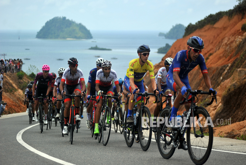 Sejumlah pebalap berpacu pada etape sembilan, Tour de Singkarak 2019, di Kawasan Mandeh, Kab.Pesisir Selatan, Sumatera Barat, Ahad (10/11/2019). 