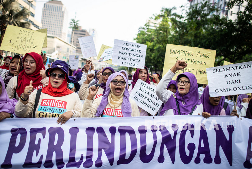 Sejumlah peserta dari Komnas Perlindungan Anak melakukan aksi kampanye selamatkan anak dari kecanduan 