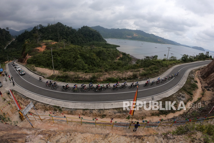 Sejumlah pebalap beradu cepat pada etape kesembilan atau etape terakhir Tour de Singkarak (TdS) 2019 di Pesisir Selatan, Sumatera Barat, Minggu (10/11/2019).