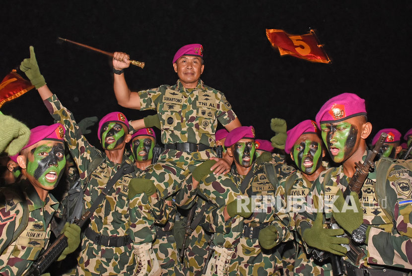 Komandan Korps Marinir Mayor Jenderal (Mar) Suhartono diangkat sejumlah personel Marinir usai upacara Pembaretan di Pantai Nganteb, Kabupaten Malang, Jawa Timur. Sabtu (9/11).