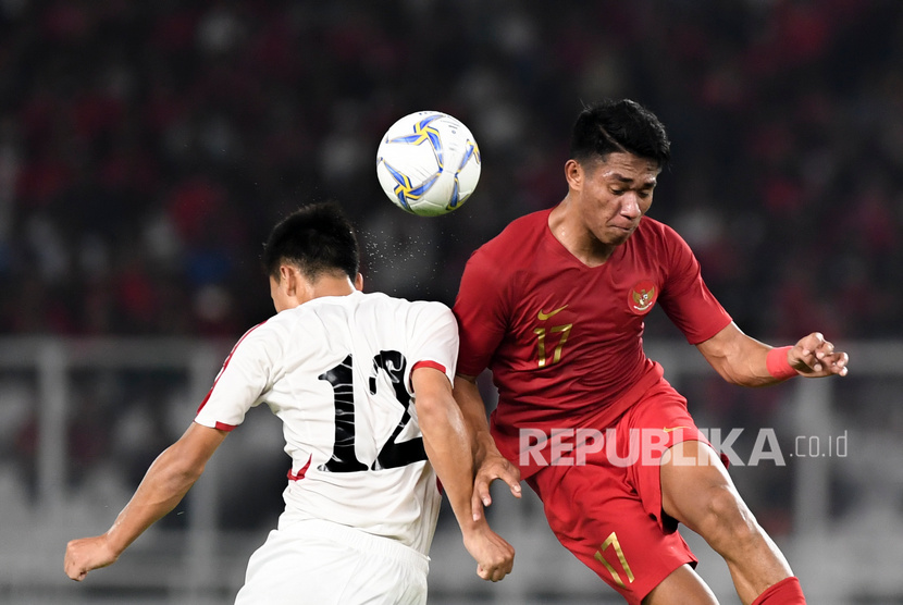 Pemain timnas Indonesia U-19 Serdy Aphy Fano Boky (kanan) berebut bola di udara dengan pemain timnas Korea Utara U-19 Chae Yu Song pada laga lanjutan babak kualifikasi Grup K Piala Asia U-19 2020 di Stadion Utama Gelora Bung Karno, Senayan, Jakarta, Ahad (10/11/2019). 